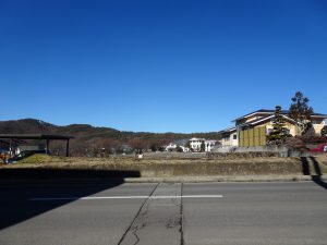 前面道路から物件を撮影。北側に中学校が見える(2021年1月）