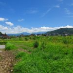 物件北東方向の蓼科山と右手前に小泉山の眺望(2021年8月）