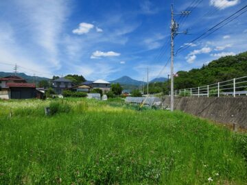 物件北東方向に見える蓼科山（2022年6月）