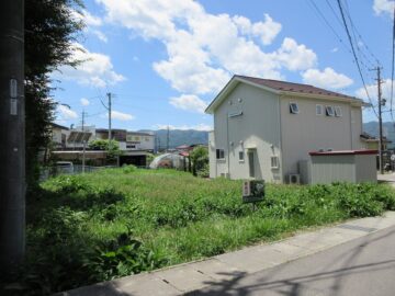前面道路北東側から撮影(2024年7月）