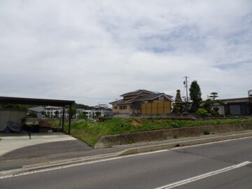前面道路から物件を撮影（2023年5月）