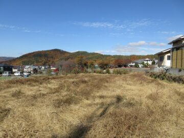 物件北方向を撮影中学校と小泉山が見える(2025年11月）