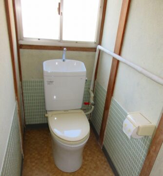 トイレ、手前に小便器あり
