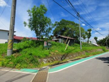 南側前面道路の西側から撮影（2022年6月）