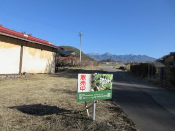 敷地南側に建つ蔵と東方向に見える八ヶ岳（2023年12月）
