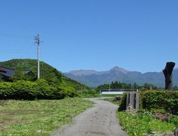 前面道路より東方向の八ケ岳の眺望（2023年５月）