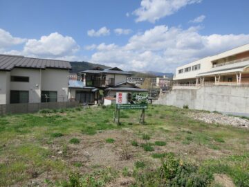南側道路から北方向を撮影。車山が見える（2024年4月）
