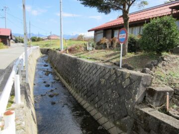 物件北側を流れる田沢々川