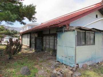北東側から古屋を撮影（2023年10月