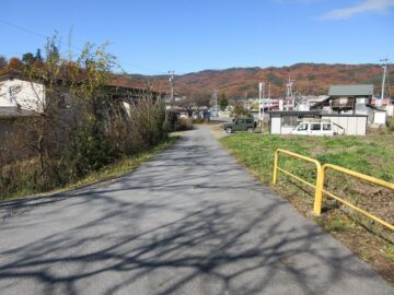 前面道路南東側から撮影（2024年11月）
