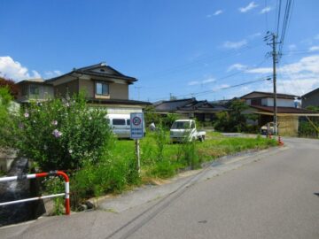 西側道路から東方向を撮影（2023年7月）