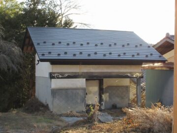 敷地南側に建つ 蔵