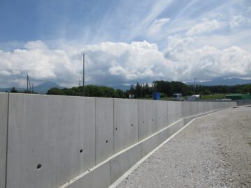 南側道路の西側から撮影