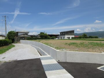 前面道路南東側から撮影（2024年6月）