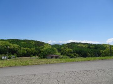 西側道路から東方向八ヶ岳が見える（2025年5月）