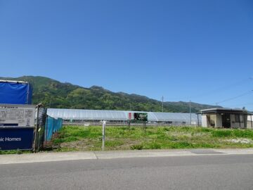 前面道路から物件を撮影（2025年5月）