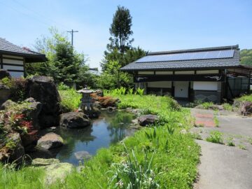 庭の池と蔵（2025年5月）