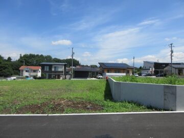 前面道路から北方向を撮影（2025年8月）