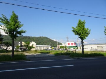 西側道路から東方向を撮影（2025年5月）