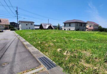 前面道路から西方向を撮影（2025年8月）