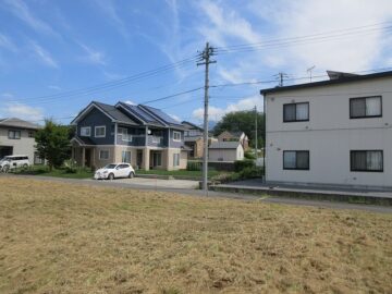 前面道路から東方向を撮影（2025年8月）