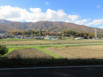 前面道路から西方向を撮影(2025年11月) 前面道路から西方向を撮影(2025年11月)