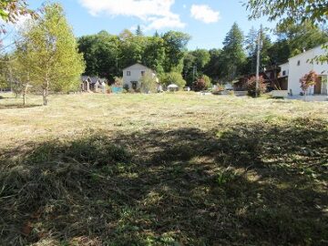 西側道路から東方向を撮影(2025年10月）