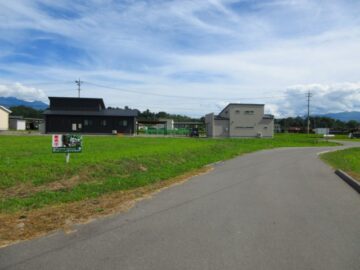 西側道路の北側から撮影（2026年8月）