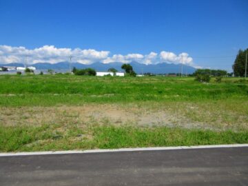 前面道路から東方向を撮影(2026年7月) 前面道路から東方向を撮影(2026年7月)